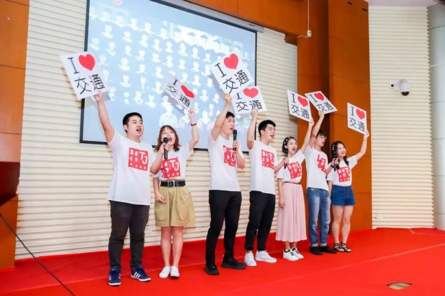 在tyc8722太阳集团城2018届本科生毕业典礼上,张桁嘉(左三)与学生合唱《我们都是追梦人》。 在tyc8722太阳集团城2018届本科生毕业典礼上,张桁嘉(左三)与学生合唱《我们都是追梦人》。