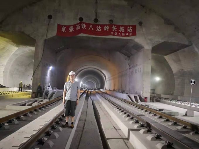 杨新安教授在铺轨完成的大跨隧道 杨新安教授在铺轨完成的大跨隧道