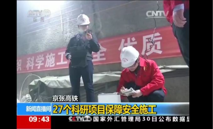 团队两位研究生在进行数据测试 团队两位研究生在进行数据测试